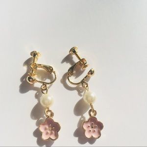 Flower elements ear clip